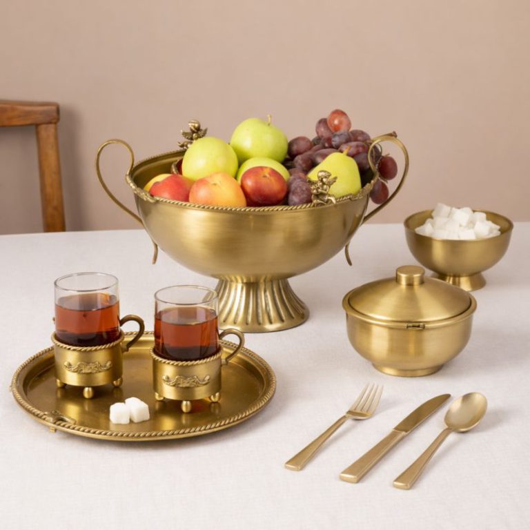 ظروف پذیرایی برنجی در چیدمان میز رسمی