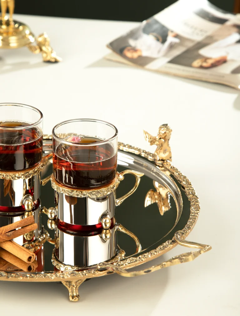 سینی گرد استیل و برنج تیارا TI 4453 با لبه‌های برنزی و بدنه استیل براق، مناسب پذیرایی و دکوراسیون لوکس